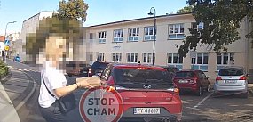 Włączył awaryjne, bo czekał na pączki