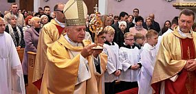 Wprowadzenie relikwii Jana Pawła II w Kołaczkowie