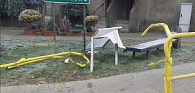 Skasował barierki i tablicę ogłoszeń