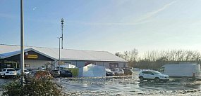 Śnieg z dachu zawalił namiot pod Biedronką