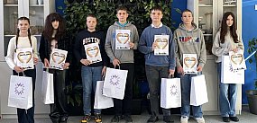 Głośno i po niemiecku.