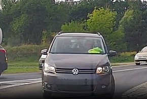 Drogowy "wielbłąd" we Wrześni. Chciał wjechać na rondo pod prąd (WIDEO)-38914