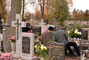 Savoir-vivre na 1 listopada. Jak się zachować podczas wizyty na cmentarzu?-39994
