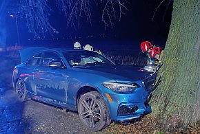 BMW uderzyło w drzewo, 24-latek trafił do szpitala-40331