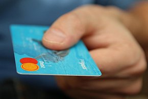 Fiskus skontroluje płatności kartą Polaków? Resort zabiera głos-40371