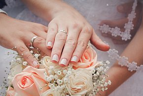 40 tys. zł za ślub i dziecko. PiS chce zachęcać do małżeństw i rodzicielstwa-40493