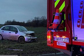 Zderzenie dwóch samochodów. Jedna osoba trafiła do szpitala-40989
