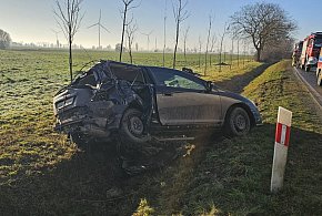 Samochód osobowy wpadł do rowu po zderzeniu z ciężarówą-41121