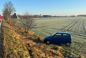 Dachowanie fiata na ul. Słonecznej w Czeszewie [FOTO]-41158