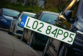 Tablice z zielonymi napisami na kolejnych autach. Nie chodzi o "elektryki"-41181