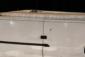 Butelka na dachu i śnieg na aucie. Kierowca ukarany-41623