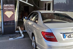 Samochód wjechał w witrynę sklepu! [FOTO]