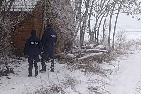 Mróz zabija. Nocna akcja policji uratowała bezdomnego z samochodu