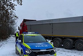 Bryły lodu spadły z naczepy i uderzyły w inny pojazd