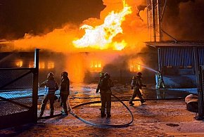 Płonęła hala pełna zboża. Dach runął, wsie bez wody (FOTO)