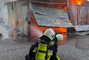 Pożar garażu z autem, a niedługo później kolejnego samochodu [FOTO]
