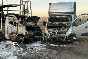 Ogień przerzucił się na stojący obok drugi samochód [FOTO]