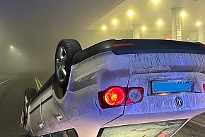 Dachowanie samochodu na ul. Działkowców we Wrześni