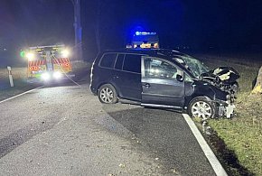 REGION: Rodzina w aucie, uderzenie w drzewo. Zginął mężczyzna