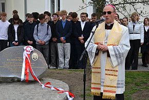 Filmy, książka i pomnik. Września upamiętniła ks. Szlachtę (FOTO)