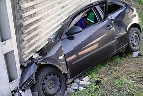 REGION: Auto wbiło się w beton. 35-latek zginął na miejscu