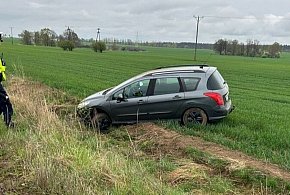REGION: Dachował kradzionym autem. Pijany i bez prawa jazdy