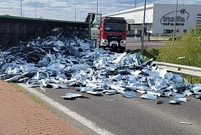 Ciężarówka przewrócona na drodze w Białężycach