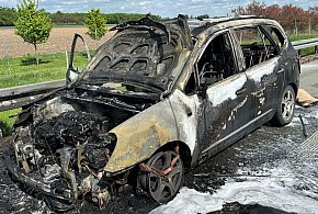 Samochód stanął w ogniu na autostradzie A2
