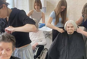 Młode fryzjerki sprawiły radość schorowanym pacjentom