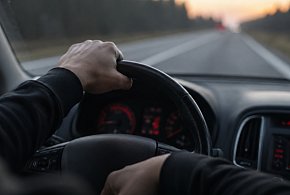 Zasnął za kierownicą i uderzył w ogrodzenie