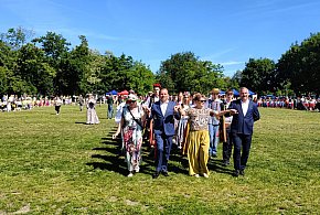 Polonez połączył pokolenia. Kolorowo i tanecznie przy Wrzosowej