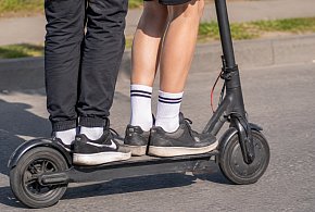 Grupowa podróż hulajnogami przerwana przez policję