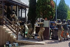 REGION: Strzały w zamek i szturm do domu. Gang oszustów rozbity (WIDEO)