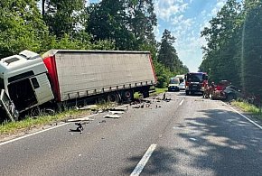 REGION: BMW zderzyło się z ciężarówką. Kierowca nie żyje