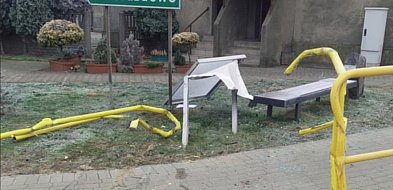 Skasował barierki i tablicę ogłoszeń. Mieszkańcy odcięci od informacji-40494