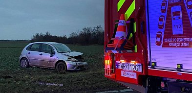Zderzenie dwóch samochodów. Jedna osoba trafiła do szpitala-40989