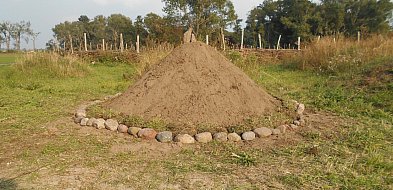 Sekrety kurhanów z Grzybowa. Na tropie eksperymentu archeologicznego-41503