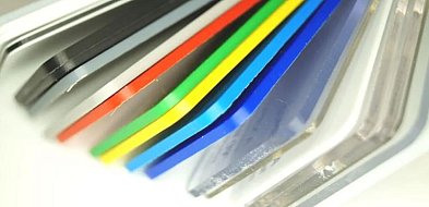 Tworzywa sztuczne w reklamie wizualnej