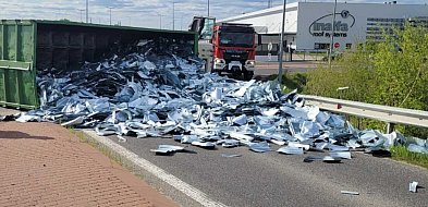 Ciężarówka przewrócona na drodze w Białężycach