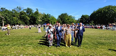 Polonez połączył pokolenia. Kolorowo i tanecznie przy Wrzosowej