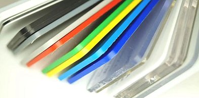 Tworzywa sztuczne w reklamie wizualnej