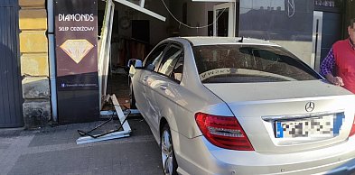 Samochód wjechał w witrynę sklepu! [FOTO]