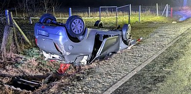 Suzuki wypadło z drogi. Jedna osoba poszkodowana [FOTO]