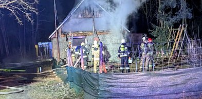 Pożar domu w Ciemierowie. Działania strażaków utrudniał silny mróz