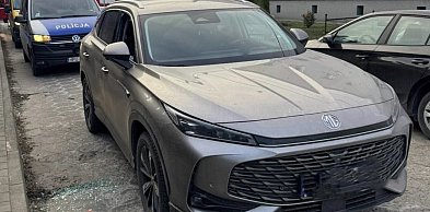 Mężczyzna dostał ataku drgawek. Policja wybiła szybę w samochodzie