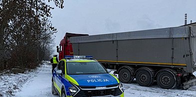 Bryły lodu spadły z naczepy i uderzyły w inny pojazd