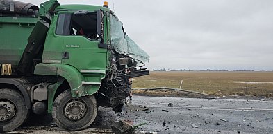 Zderzenie ciężarówek na krajowej „15”. Jedna wypadła w pole