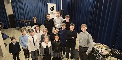 Muzyka i pomaganie na jednym koncercie. Powiatowa Szkoła Muzyczna zaprasza