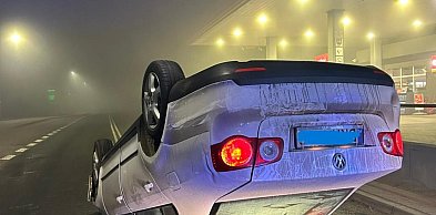 Dachowanie samochodu na ul. Działkowców we Wrześni