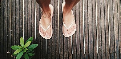 Jak wybrać wygodne klapki ogrodowe, które sprawdzą się także w domu i latem?